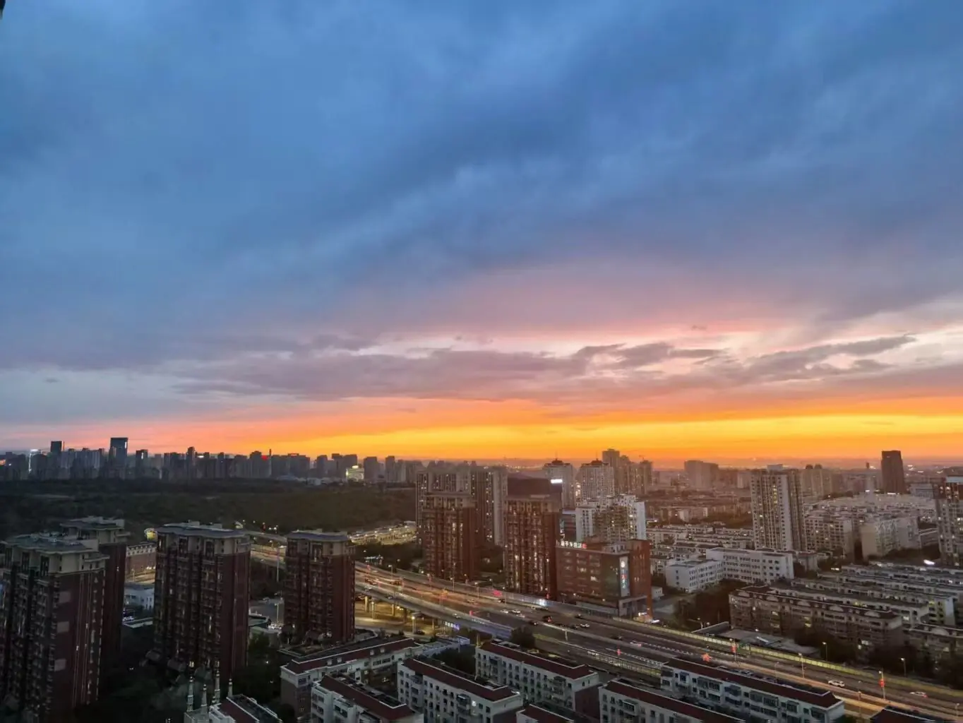 火烧云 1 https://image.ericzzz.com/2026/06/14/422bad5d8419e1c0d56c8a1515de386dcff019e0.webp